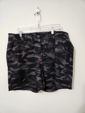 Isaac Mizrahi NY Tailored Stretch Chino Black Gray Camo Shorts Size 16